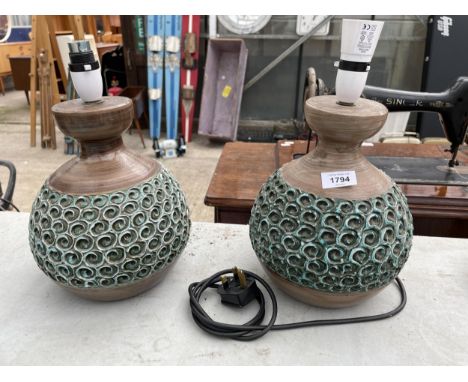 A PAIR OF DECORATIVE CERAMIC TABLE LAMPS 