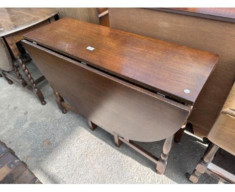 A MID 20TH CENTURY OAK OVAL GATELEG DINING TABLE ON TURNED LEGS 56" X 42" OPENED 