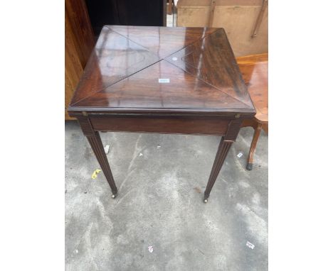 AN EDWARDIAN MAHOGANY ENVELOPE CARD TABLE WITH SINGLE DRAWER ON TAPERED AND FLUTED LEGS 