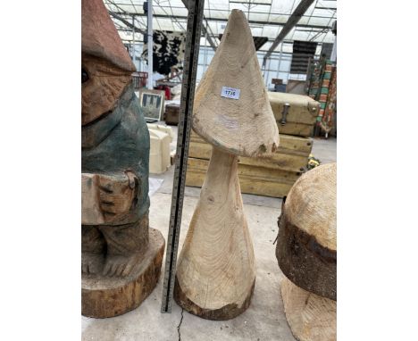 A TOADSTOOL CHAINSAW CARVING (H:75CM) 