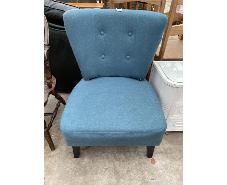 A BLUE BUTTON BACK BEDROOM CHAIR 