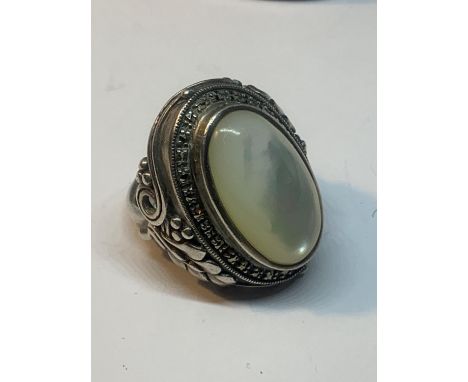 A LARGE SILVER DRESS RING WITH WHITE OPAL COLOURED STONE IN A PRESENTATION BOX 