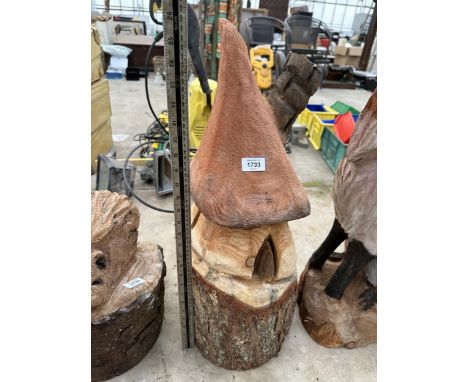 A TOADSTOOL HOUSE CHAINSAW CARVING (H:67CM) 