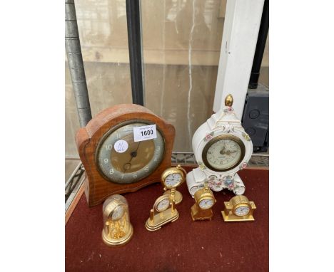 AN ASSORTMENT OF CLOCKS TO INCLUDE AN OAK SMITHS MANTLE CLOCK AND FIVE MINIATURE BRASS 'PARK LANE' CLOCKS ETC 