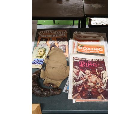 A COLLECTION OF VINTAGE BOXING ITEMS TO INCLUDE GLOVES, BOOK AND MAGAZINES 