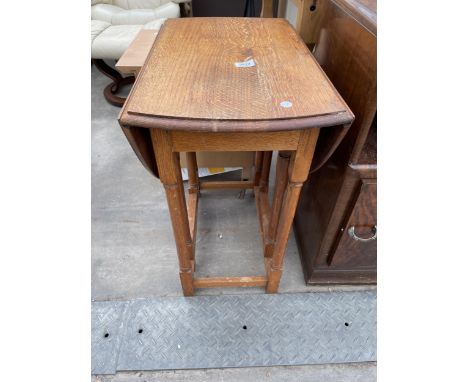 A MINIATURE OAK GATELEG TABLE 20" DIAMETER 