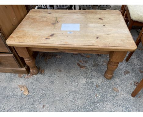 A PINE COFFEE TABLE ON TURNED LEGS 36" X 22" 