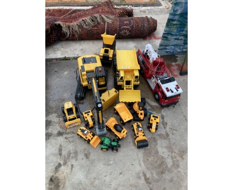 A LARGE ASSORTMENT OF CHILDRENS CONSTRUCTION TOYS TO INCLUDE A TONKA MIGHTY MOTORISED DUMP TRUCK, A DIGGER AND A FIRE ENGINE 