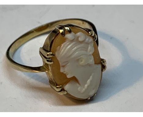 A 9 CARAT GOLD CAMEO RING SIZE Q/R 