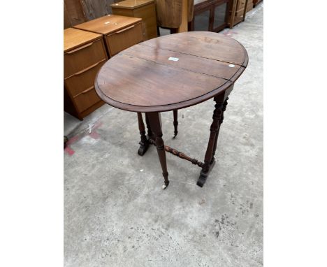 A VICTORIAN MAHOGANY SUTHERLAND TABLE ON TURNED LEGS 26.5" X 20.5" OPENED 