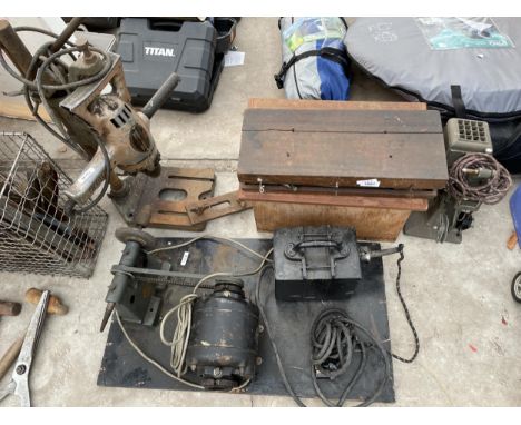 A LARGE ASSORTMENT OF TOOLS TO INCLUDE DRILL BITS, A DRILL AND DRILL STAND AND A PROJECTOR ETC 