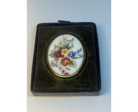 A ROYAL WORCESTER OVAL BROOCH 