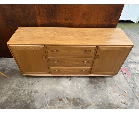 AN ERCOL LIGHT ELM SIDEBOARD WITH TWO DOORS AND THREE DRAWERS, THE TOP DRAWER HAVING REMOVABLE CUTLERY SECTION - 61" WIDE 