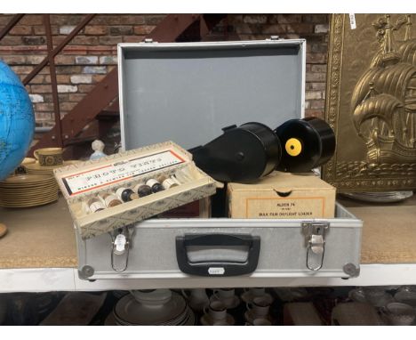 A QUANTITY OF VINTAGE PHOTOGRAPHIC ITEMS TO INCLUD EA BULK FILM DAYLIGHT LOADER, PHOTO TINTS ETC 