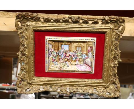 A VINTAGE CERAMIC PLAQUE IN A GILT FRAME WITH VELVET SURROUND, 31CM X 24CM 