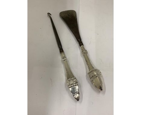 TWO HALLMARKED BIRMINGHAM SILVER HANDLED ITEMS TO INCLUDE A BUTTON HOOK AND SHOE HORN 
