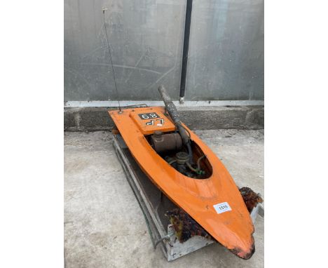 A PETROL ENGINE REMOTE CONTROL BOAT (NO CONTROL) 