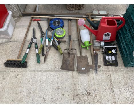 AN ASSORTMENT OF GARDEN TOOLS TO INCLUDE A SPADE, A FORK, SHEARS AND EXTENSION LEADS ETC 