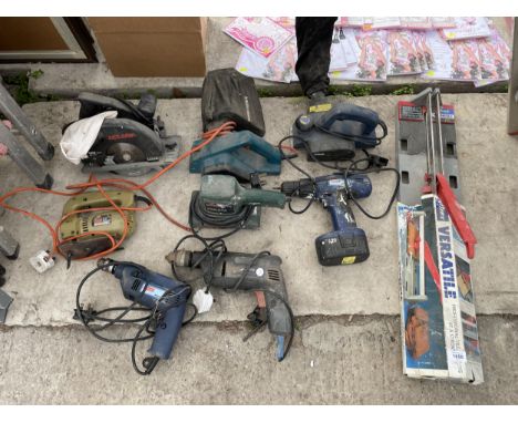 AN ASSORTMENT OF POWER TOOLS TO INCLUDE A BOSCH SANDER, A BLACK AND DECKER WOOD PLANE AND A SKILSAW CIRCULAR SAW ETC 