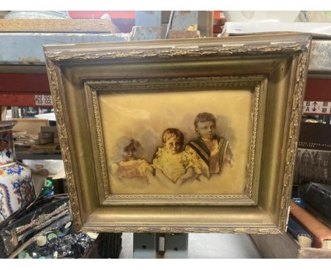 A GILT FRAMED VINTAGE PHOTOGRAPH OF THREE CHILDREN 