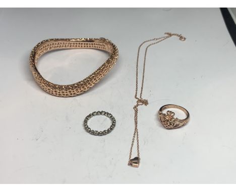 FOUR ITEMS TO INCLUDE A SILVER POSSIBLY PANDORA RING, A ROSE GOLD COLOURED BANGLE, A SILVER ROSE GILT RING AND NECKLACE 
