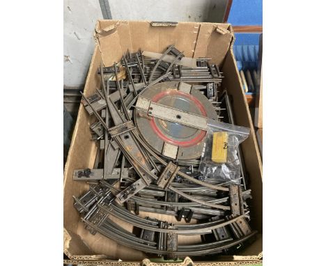 A COLLECTION OF VINTAGE TRAIN TRACK PLUS A HORNBY TURNTABLE 