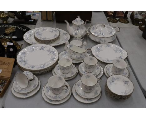 A PARAGON 'BRIDES CHOICE' DINNER SERVICE TO INCLUDE SIX OF EACH, DINNER, SALAD, SIDE PLATES, CUPS AND SAUCERS, A CAKE PLATE, 
