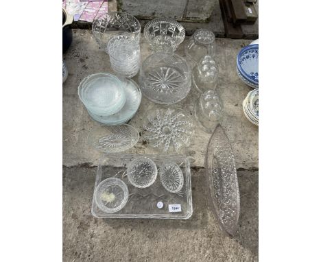 AN ASSORTMENT OF GLASS WARE TO INCLUDE A DRESSING TABLE SET, BOWLS AND JELLY MOULDS ETC 