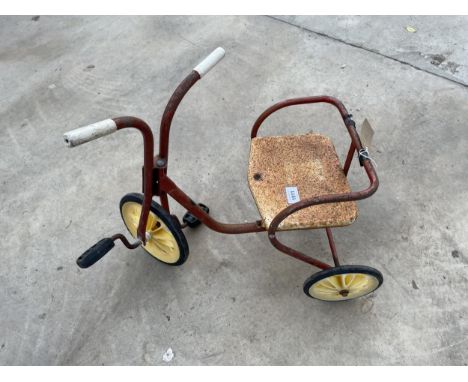 A VINTAGE METAL CHILDS TRICYCLE 