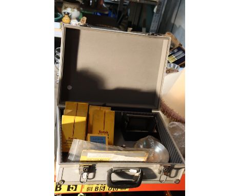 A QUANTITY OF VINTAGE KODAK ACCESSORIES IN AN ALUMINIUM CASE 