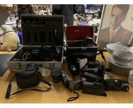 A LARGE COLLECTION OF CAMERAS AND ACCESSORIES TO INCLUDE A PRAKTICA PLC-2, KODAK INSTAMATIC 33, MINOLTA MAXXUM 3000i, ETC PLU