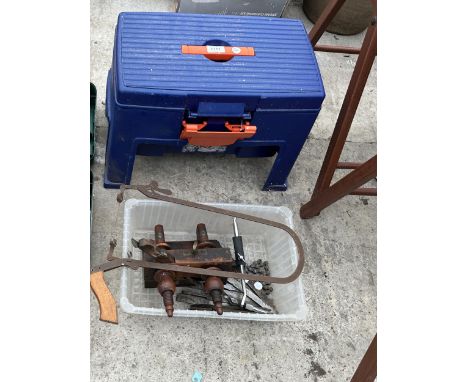 A PLASTIC TOOL BOX STEP AND AN ASSORTMENT OF TOOLS TO INCLUDE A PLANE AND A DETAIL SAW ETC 