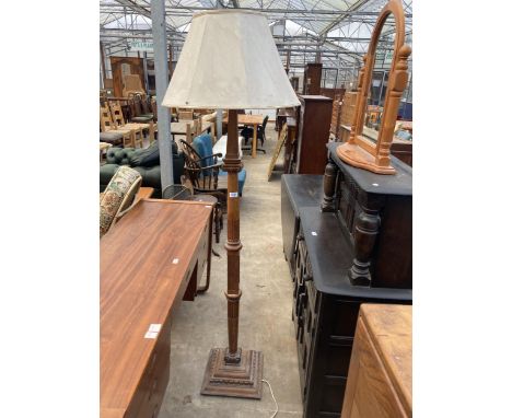 AN EARLY 20TH CENTURY OAK STANDARD LAMP WITH SHADE 