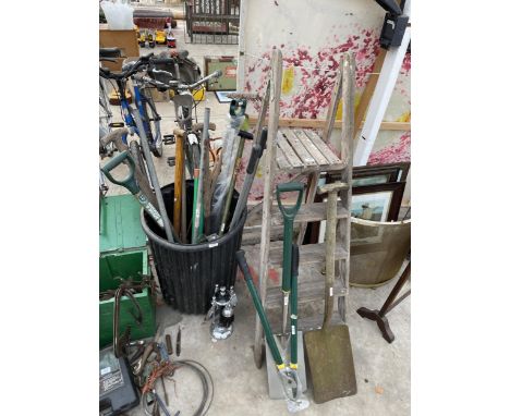 AN ASSORTMENT OF GARDEN TOOLS TO INCLUDE SPADES, FORKS AND A WOODEN STEP LADDER ETC 