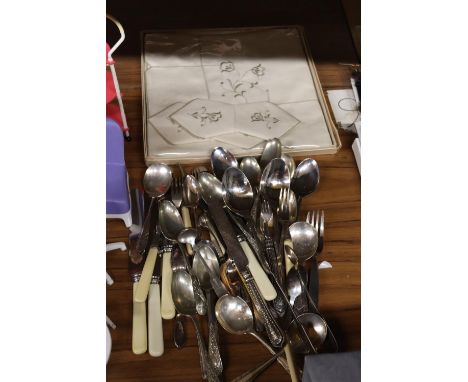 A QUANTITY OF FLATWARE AND A BOXED VINTAGE NAPKIN SET 