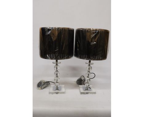 A PAIR OF MODERN TABLE LAMPS WITH SHADES, HEIGHT 60CM 
