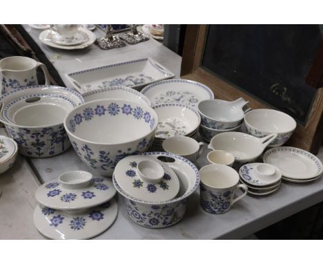 A QUANTITY OF FIGGJO, NORWAY DINNER WARE TO INCLUDE SERVING BOWLS, A LARGE JUG, PLATES, BOWLS, EGG CUPS, CUPS, SAUCERS, ETC 