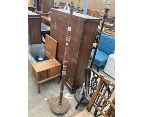A MID 20TH CENTURY OAK STANDARD LAMP 
