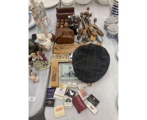 A MIXED VINTAGE LOT TO INCLUDE SHOE STRETCHERS, HIP FLASKS, A 'WOODBINES' CRIBBAGE BOARD, LETTER RACK, GOLF CLUB COCKTAIL SKE