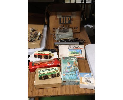 A QUANTITY OF VINTAGE TOYS TO INCLUDE RAILWAY ITEMS, AN AIRFIX, QUEEN VICTORIA KIT, TRAMS, ETC 