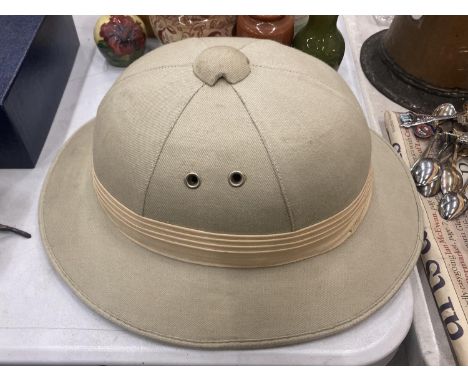 A PITH HELMET, SIZE 58CM 