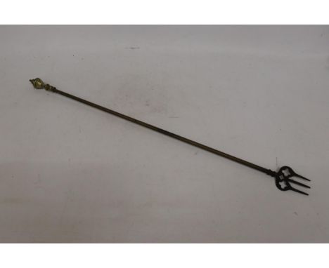 A VINTAGE BRASS TOASTING FORK 