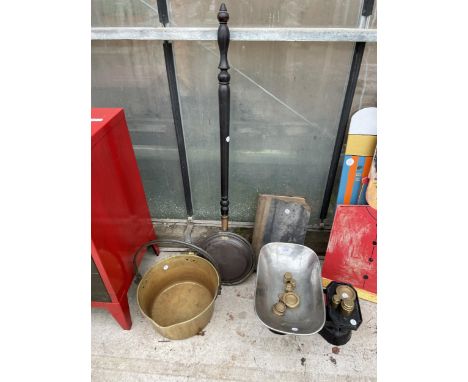 AN ASSORTMENT OF VINTAGE ITEMS TO INCLUDE A BRASS JAM PAN, SCALES AND WEIGHTS AND A COPPER BED WARMING PAN ETC 
