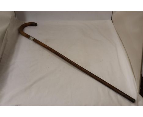 A VINTAGE EDWARDIAN WALKING STICK WITH A HALLMARKED CHESTER COLLAR 