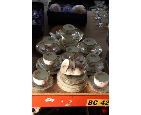 A VINTAGE SALISBURY CHINA TEASET WITH FLORAL DESIGN TO INCLUDE, A CAKE PLATE, CREAM JUG, SUGAR BOWL, CUPS, SAUCERS AND SIDE P