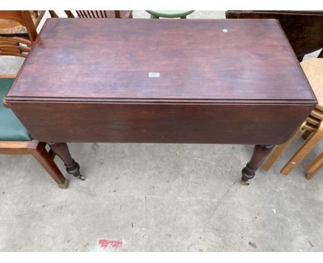 A VICTORIAN MAHOGANY PEMBROKE TABLE ON TURNED LEGS WITH SINGLE DRAWER 