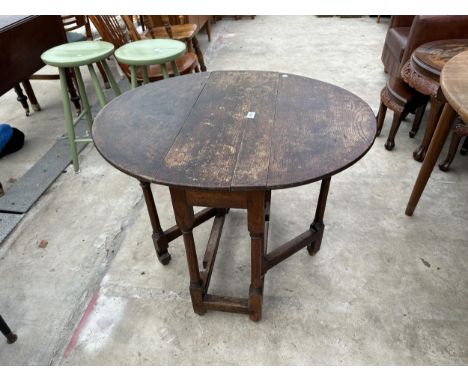 A GEORGE III STYLE OAK OVAL GATELEG TABLE ON TURNED LEGS WITH SINGLE DRAWER 32.5" X29.5" OPENED 