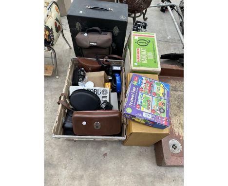 AN ASSORTMENT OF PHOTOGRAPHY EQUIPMENT TO INCLUDE A PROJECTOR, FLASHES AND CAMERAS ETC 