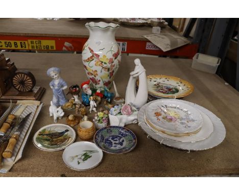 A MIXED LOT OF CERAMICS TO INCLUDE WADE WHIMSIES, A GOEBEL BIRD, FIGURES, CABINET PLATES, VASE, ETC 