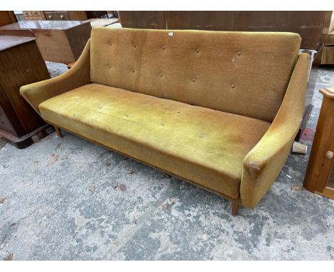 A RETRO DANISH BED SETTEE WITH SWEPT ARMS ON TAPERING LEGS WITH BUTTON BACK 